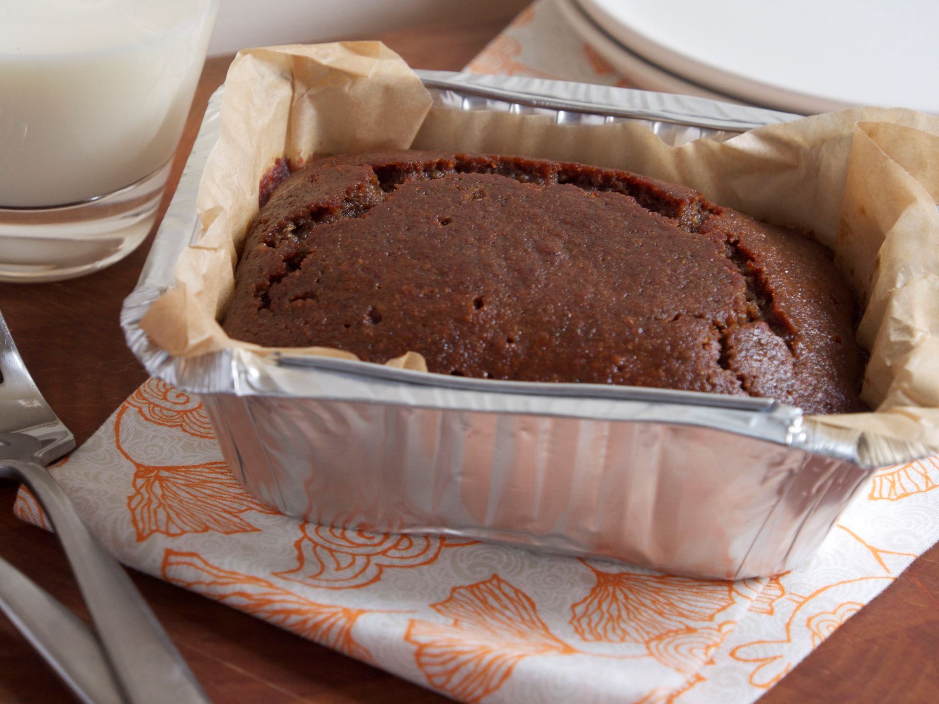 Picture of Ginger Spice Cake --  9.5 oz by weight in a small tin (5 in x 4 in)