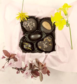 Picture of Coracao Spring Collection 5 Piece Truffle Box 