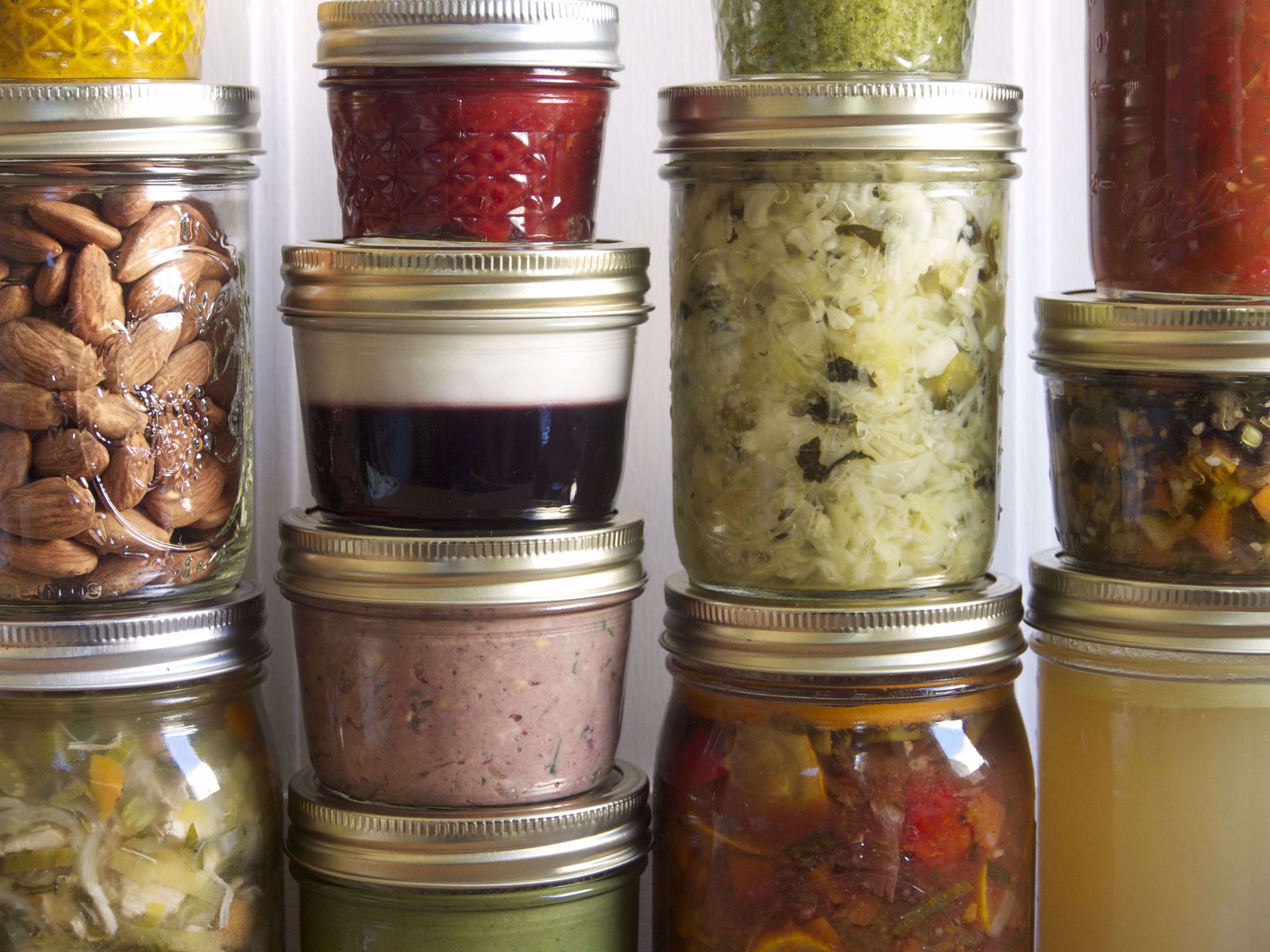 Picture of Garden Salad in a Jar with Radish and Snap Pea